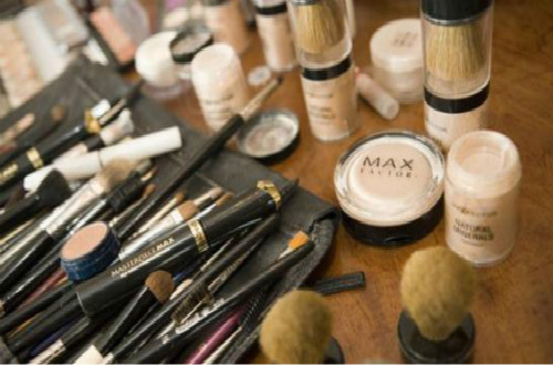 Max Factor蜜絲佛陀是如何成為寶潔公司旗下頂尖品牌的？